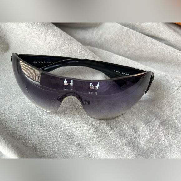 Prada Gradient Black Sunglasses (It has a small detail.) - Picture 2 of 10